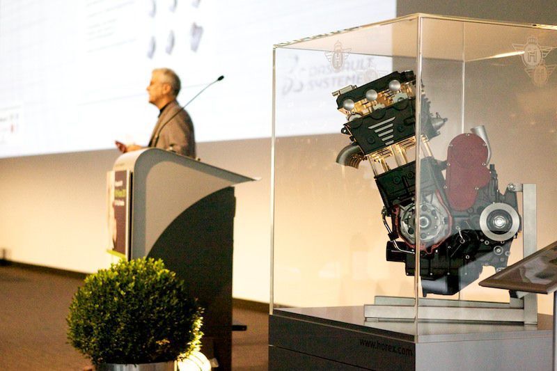 Keynote-Sprecher Clemens Neese, Geschäftsführer der Horex GmbH. Er berichtet, wie der traditionsreiche deutsche Motorradhersteller Horex wieder zum Leben erweckt wurde. Basis dafür war die Weiterentwicklung und Patentierung der VR-Motorentechnik (rechts) als Neuauflage für Anwendungen in Einspurfahrzeugen.  (Bild: Dassault Systèmes)