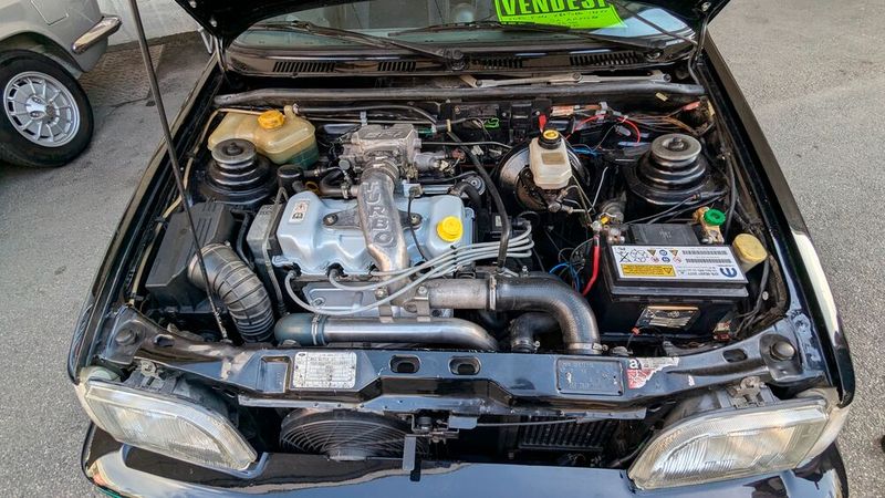 Weil es sich um eine Turbovariante des Fiesta handelt, die es nur in wenigen Märkten wie England und Italien gab. Der CVH-Motor des RS Turbo genannten Modells verfügt über einen Garrett T2 Turbolader, der zwischen Motor und Kühler platziert ist. Wie beim Escort ist auch ein Luft-Luft-Ladeluftkühler angebracht. Die Leistung beträgt 133 PS (98 kW) bei 5500 U/min, mit 183 Nm bei 2.400 U/min, was dem Wagen eine Höchstgeschwindigkeit von 214 km/h beschert. (Bild: Dominsky)