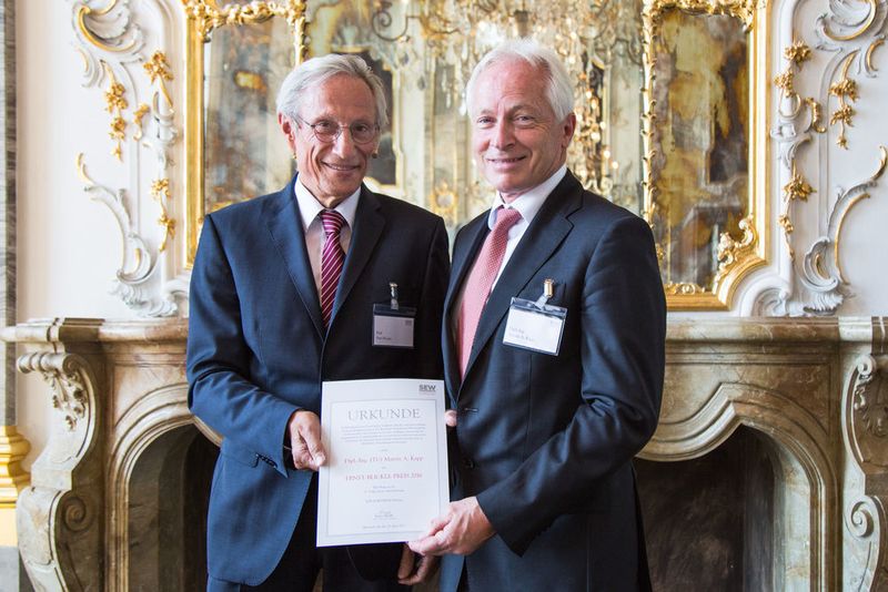 Dipl.-Ing. (TU) Martin A. Kapp (r.) hat den mit 100.000 Euro dotierten Ernst-Blickle-Preis der SEW-Eurodrive-Stiftung erhalten.  (SEW)