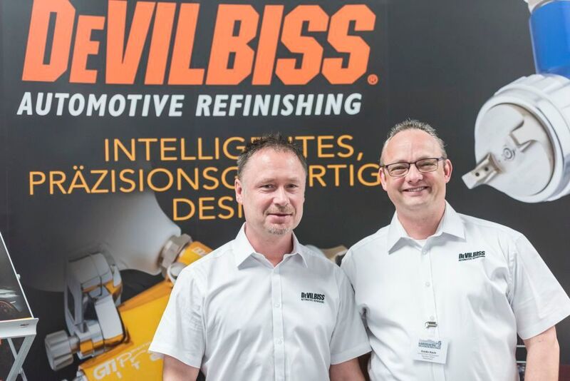 DeVilbiss ist nur eine Marke aus dem vielfältigen Angebot von Finishing Brands, das Guido Koch (re.) und Jens Trümper in Würzburg präsentierten. (Rainer Wengel)