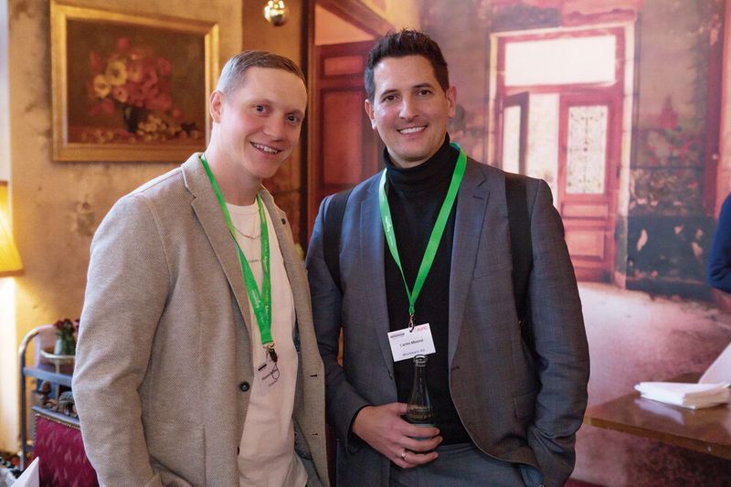 (v. l.) Vincent Butkus (TD Synnex) und Carim Moursi (Wortmann) sind schon gepannt, ob sie heute mit einem Award nach Hause gehen dürfen. (Bild: Schneider Electric)