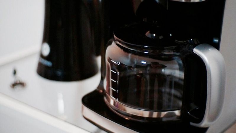 Die Deutschen lieben Kaffee und dabei liegt der klassische Filterkaffee nach wie vor vorn: 44 Prozent trinken ihn regelmäßig. (Bild:  frei lizenziert /  Pixabay)