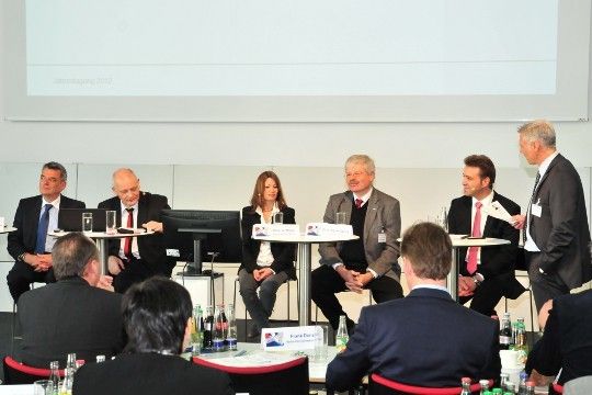 In einer Podiumsdiskussion zu den Themen Kundenzufriedenheit und Mitarbeitermotivation diskutierten (v.l.) Dieter Klaiber (Autohaus Klaiber), Prof. John Erpenbeck (Steinbeis-Hochschule Berlin), Melanie Müller (Gerhard Rösch), Prof. Peter Speck (Festo Bildungsfonds), Michael Bröning (Autohaus Kühl) und Moderator Frank Denzin. (Foto: Schmidt)