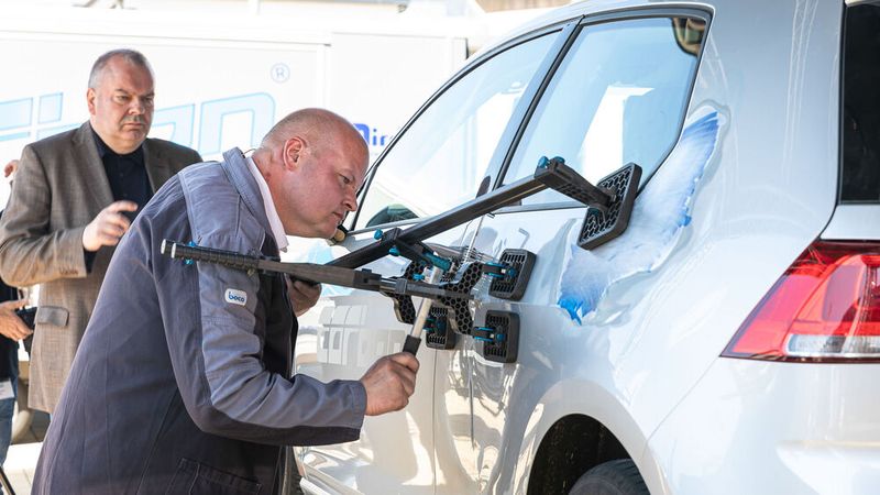 Professionelle Werkzeuge – hier von Carbon – braucht auch Karosseriebaumeister Ralf Rathmann, der mit seiner Reparatur schon auf die Zielgerade einbiegt. (Bild: Stefan Bausewein)