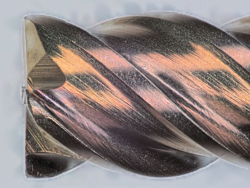 Fraises en bout 1450 Ø 0.50 – Contournage des empreintes – 54 000 tr/min  - Vf 900 mm/min (Source : Louis Bélet)