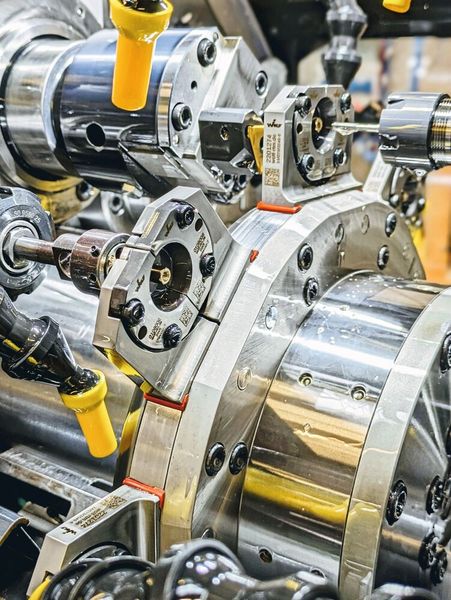 Die Wolf TSM 280: Zentrales Element ist der in der Mitte senkrecht angeordnete Spannteller mit acht oder 16 hydraulisch betätigten Werkstückaufnahmen.  (Bild: Wolf Maschinenbau)