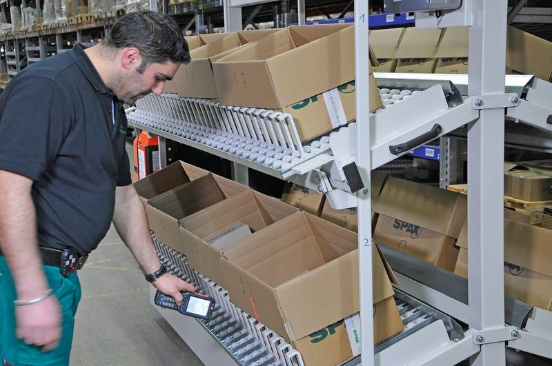Bestätigung des Kommissioniervorgangs: Zur Wagenmitte ist der Rahmenaufbau des Kommissionierwagens für zwei Regalebenen auf jeder Seite angekippt. (Bild: Schmale Logtec)