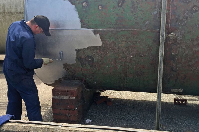 Welche Beschichtung ist die richtige? Bei der Wahl des Rostschutzes sollten Instandhalter diesen nicht nur entsprechend den Umgebungsbedingungen aussuchen, sondern auch wissen, wie er aufzutragen ist.  (NCH Europe)