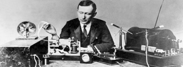 Guglielmo Marconi mit einer Senderanlage (rechts) samt passendem Empfänger (links). Am 12. Dezember 1901 sendete der Radiopionier vom britischen Cornwall aus erstmals ein Funksignal über den Atlantik, das erfolgreich in einer Gegenstation auf Neufundland empfangen wurde.