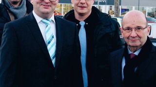 Haben die Qualitätsansprüche an sich selbst und ihre Gebrauchtwagenkonzept hoch gesteckt: (v. li.) Stefan Krohn, Regionalvertriebsleiter Car-Garantie, Carsten Blockhus, Distriktleiter Car-Garantie, Dominik Matern, Controller Autohaus Hermann, und Wolfgang Hermann, Geschäftsführer der Hermann-Gruppe. (Richter)