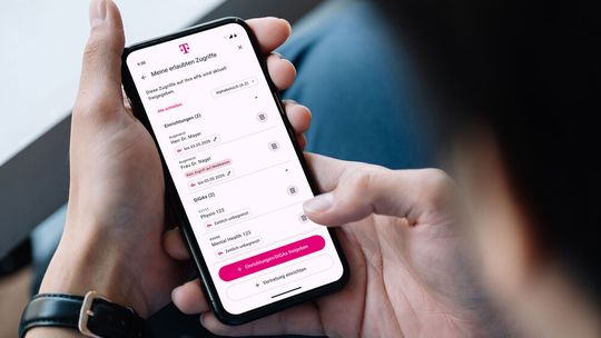 Die Deutsche Telekom hat ihre ePA auf der DMEA erstmals präsentiert.(Bild:  Deutsche Telekom/ GettyImages/Natee Meepian; Montage: Evelyn Ebert Meneses)