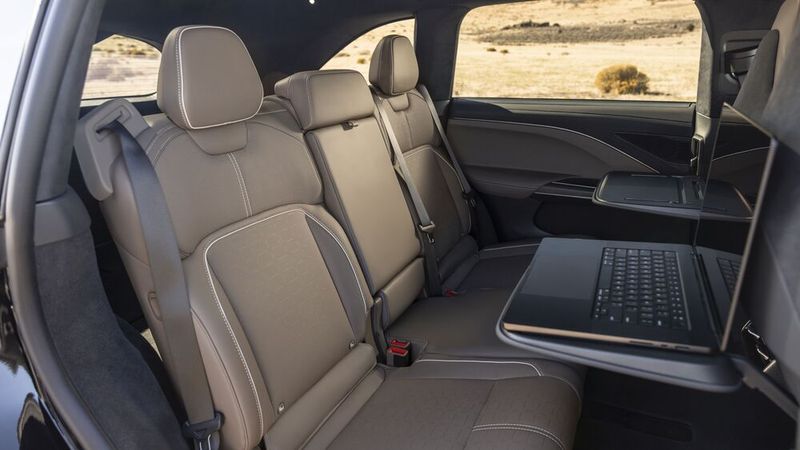 Praktische Klapptische bieten eine zusätzliche Ablagefläche. (Bild: Lucid)