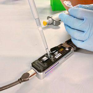Das Sequenzierungsgerät besitzt winzige Nanoporen, die neben der DNA-Sequenz auch die epiegenetische Signatur bestimmen können. 
