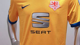 Das Heimtrikot von Eintracht Braunschweig für die Saison 2016/2017 trägt prominent das Logo von Seat. (Seat)