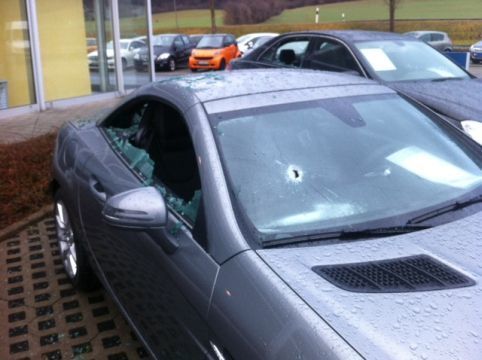 Am Vierten-Advents-Wochenende beschädigte ein Amokläufer über zwanzig Fahrzeuge vom Autohaus Peter und dem Autohaus Abicht. (Peter-Gruppe)