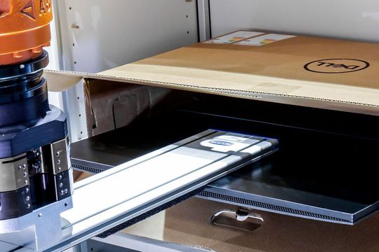 Hier sieht man den flachsten Vakkumflächengreifer namens FEL, den J. Schmalz jemals entwickelt hat, bei der Arbeit. Er ist deutlich unter 27 Millimeter hoch und kann deshalb tief in beengte Bauräume eintauchen. Er dient primär zum Handling von Bildschirmen, kann aber mehr.(Bild:  J. Schmalz)