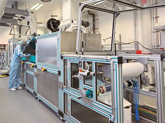 Die Beschichtungen werden im Rolle-zu-Rolle-Verfahren hergestellt. Mit wenigen 100 µm sind sowohl die elektrochrome Folie als auch das thermochrome Dünnglas-Substrat extrem dünn.(Bild:  Fraunhofer)