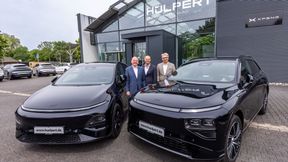 Xpeng gibt es künftig bei der Hülpert-Unternehmensgruppe (v.l.n.r.): Michael Webels, Sprecher der Hülpert-Geschäftsführung, Riccardo Kuhn, Brandmanager Xpeng bei Hülpert, und Thomas Giepen, Geschäftsführer Hülpert Mobility Holding. (Bild: Stephan Schütze)