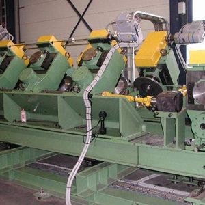 42 Servomotoren und eine integrierte Steuerung für eine Profilieranlage, das entwickelten süddeutsche Anlagenbauer als innovatives Konzept