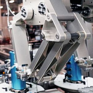 Symphoni ist eine leistungsstarke, modulare Automatisierungsplattform mit neuartiger elektronischer Kurvenscheiben-Software. Sie optimiert die Bewegung der Rapid-Speed-Matching-Technologie (RSM) und steigert so den Durchsatz ohne Qualitätseinbussen. (Bild:  Kistler Gruppe)