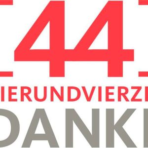 Dieses Logo als eigenes Brand zierte den Mercedes-Gästeshuttlebus und die Mauer vor der Pegelbar in Neuss, dem Ort der Feierlichkeiten.(Logo:  Santander Consumer Bank)