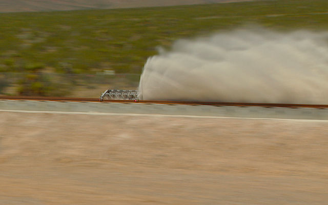 Wer blinzelt, verpasst's: Innerhalb von einer Sekunde wurde der Hyperloop-Schlitten auf 53 Meilen pro Stunde (etwa 85 km/h) beschleunigt. (Bild: YouTube)