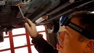 Mit einer Stirnlampe hat der Mechaniker immer die Hände frei und das Licht an der richtigen Stelle. (Holz / »kfz-betrieb«)