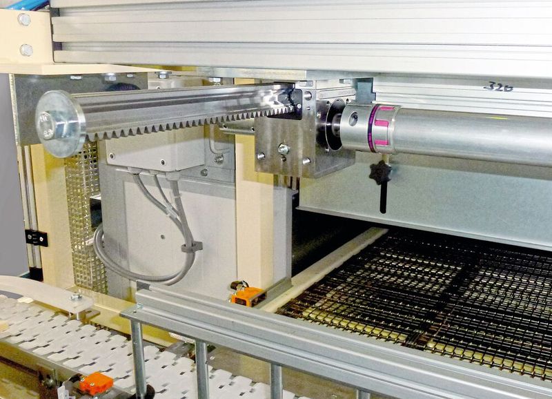 Die beiden Lifgo-Zahnstangengetriebe bewegen die Zuführeinheit, die die Kerzen zur Füllstation (Gitterboden) und anschließend zur Kühlstrecke befördert. (Bild: Arthur Weissbach GmbH)