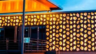 Viel Leidenschaft und Liebe zum Detail stecken in dem 320 qm großen
Gebäude, dessen Name eng mit den Wurzeln des Familienunternehmens verbunden
ist: Emil 28. Emil leitet sich aus dem Namen des Unternehmensgründers Emil
Waldmann ab. (Waldmann)