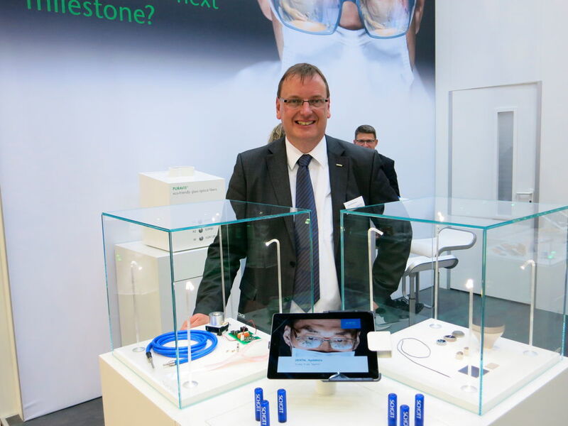 Jörg Warrelmann, Sales Dircetor Europe der Medical Division von Schott, präsentiert als Standleiter die optischen Glasfasern Puravis, das Strahlenschutzglas RD 50, autoklavierbare Gehäuse und die sterilisierbaren LED-Leuchten Solidur. (Bild: Reinhardt)
