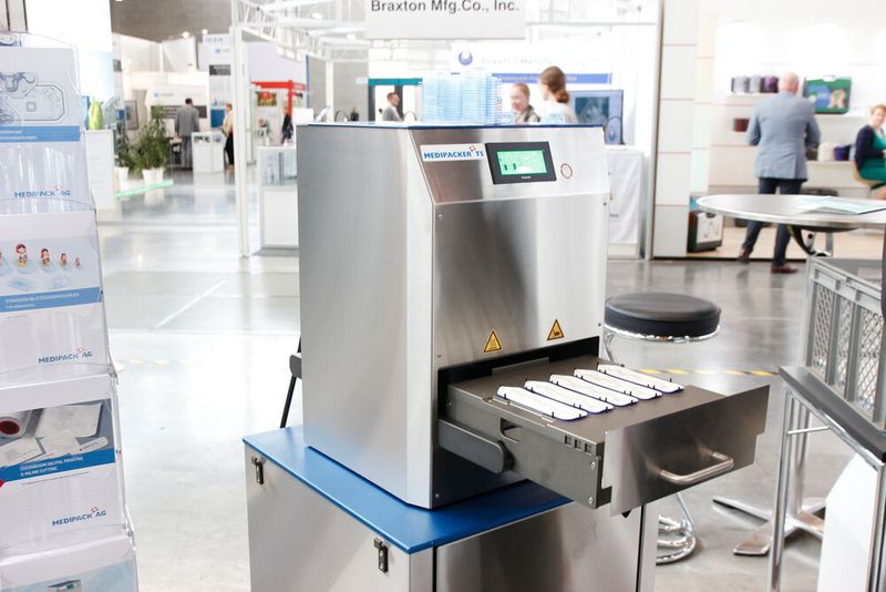 Die Medipack AG, Systemlieferant für Medizinalverpackungen, stellte den siebten und letzten Schritt der Produktionsstraße vor: das Verpacken des Schraubendrehers auf einer Heißsiegelmaschine. (Devicemed/J. Engelke)