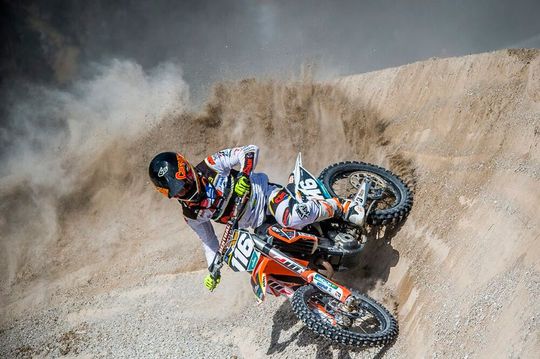 Der in die Insolvenz geratene österreichische Motorradhersteller KTM hat in Schwierigem Gelände offenbar die Kurve noch einmal gekriegt. Denn finanzielle Hilfe kam von Bajaj aus Indien und jetzt ist auch der Sanierungsplan juristisch durchgewunken worden ...(Bild:  KTM)