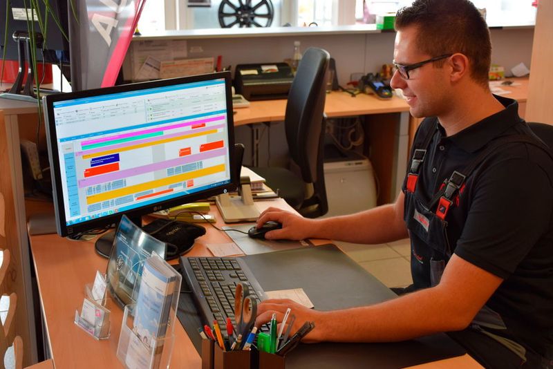 Der Serviceberater hat alle Werkstatttermine mit der hauseigenen EDV stets im Blick. (Holz / »kfz-betrieb«)