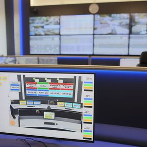 Mit der grafischen Multi Consoling-Bedienoberfläche my Gui werden alle Konsolen der Arbeitsplätze und die Großbildwand als „Kontrollraumbild“ dargestellt. An der Seite sind alle benötigten Quellen abgebildet und können von den Anlagenfahrern über ihre individualisierbaren Icons einfach per Mausklick auf einen beliebigen Bildschirm an Arbeitsplatz oder Großbildwand gezogen und bedient werden.