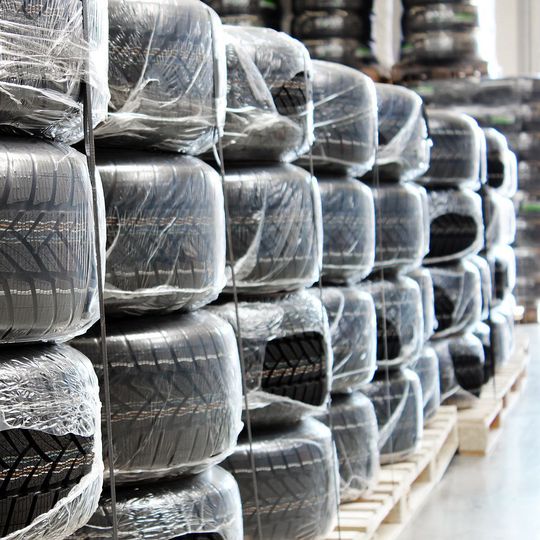 Lager voll: Die Reifengroßhändler nehmen der Industrie weniger Ware ab.(Bild:  Gundlach)