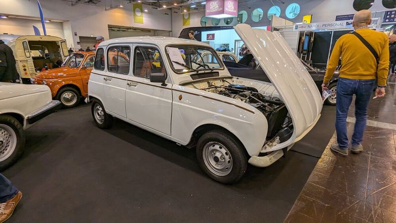 In Essen bei gewerblichen Händlern eher die Ausnahme: schöner Renault R4 für überschaubare 6.750 Euro (Bild: Dominsky – VCG)