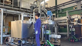 Der „Dryer-Grinder“: Der neu entwickelte Mahltrockner macht aus feuchtem Klärschlamm ein feines, nahezu wasserfreies Pulver. (Bild: Universität Stuttgart / Ayumi Schober)