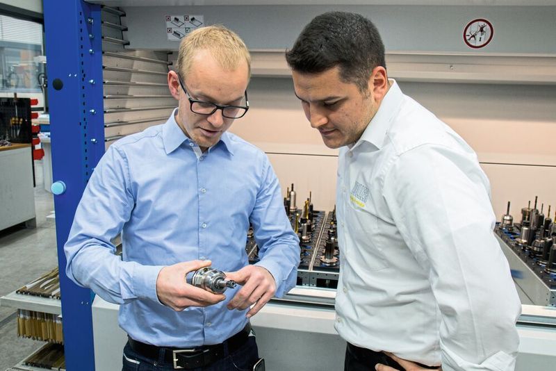 Peter Pfleiderer, Projektmanager Werkzeugverwaltung bei H.P. Kaysser, und Tugay Dedeli, Teamleiter Projektmanagement TMS Tool Management Solutions von Zoller (von li. nach re.), besprechen das weitere Vorgehen. (Zoller)