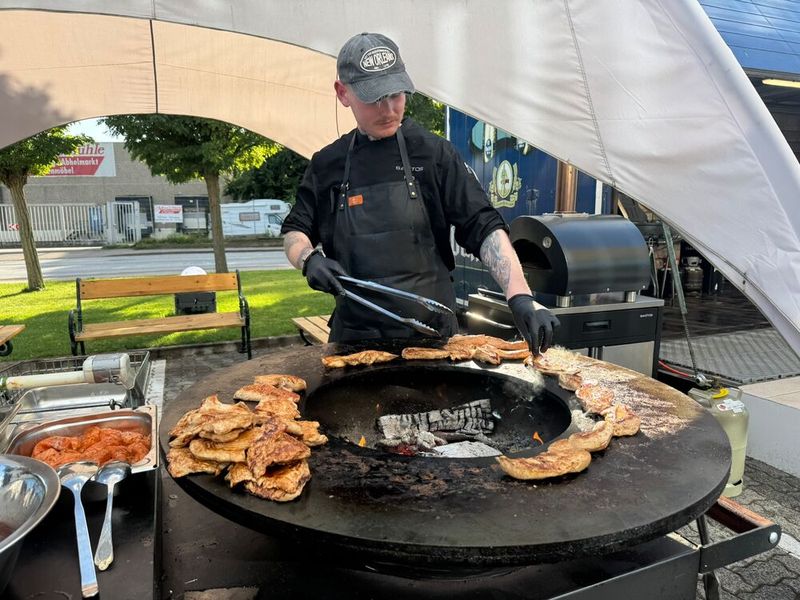 Nach den Vorträgen wartet schon das Essen - ein saftiges Steak wird bei den männlichen Teilnehmern immer gerne angenommen. (Bild: Solum)