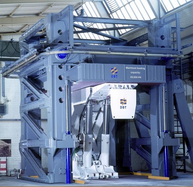 Prüfgerüst für Stahlschilde: Der Prüfstand erträgt Kräfte bis 20 000 kN (2000 t). Nur der Einfluss von mechanischem Verschleiß und Korrosion lässt sich noch nicht simulieren – das geschieht nur in der Berechnungsphase.  Bild: DBT (Archiv: Vogel Business Media)