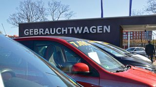Der Gebrauchtwagenmarkt ist nicht mehr im freien Fall, aber noch deutlich rückläufig. Das Jahr 2023 wird schwierig bleiben. (Bild: Achter – »kfz-betrieb«)