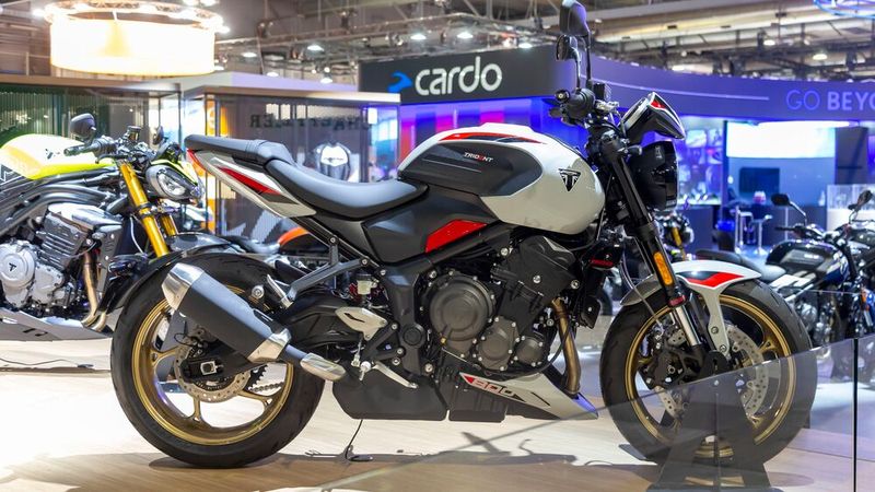 Mit der Trident 800 bietet Triumph einen neuen Mittelklasse-Spaßmacher für knapp über 10.000 Euro an. (Bild: EICMA)