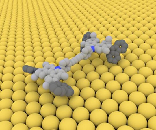 Molekül mit Allrad-Antrieb: Das Nano-Auto fährt auf seinen elektrisch angetriebenen Rädern über eine Kupferoberfläche Molekül mit Allrad-Antrieb: Das Nano-Auto fährt auf seinen elektrisch angetriebenen Rädern über eine Kupferoberfläche