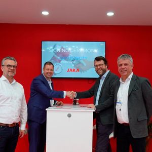 Jaka x Brütsch Elektronik Vertragsunterzeichnung (von links: Martin Kluge, Leiter Produktgeschäft Automation bei Brütsch Elektronik, Carsten Stiller, Head of Sales and Marketing bei JAKA Robotics, Cornelius Niemeyer, Leiter Geschäftsbereich Automation bei Brütsch Elektronik, Wolfgang Lienke, Head of JAKA Europe)(Bild:  Jaka)