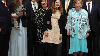 Firmengründerin Ursula Ida Lapp mit ihrer Familie im Ursula-Ida-Lapp-Saal im Bürgerzentrum Möhringen. (Bild: Lapp / Günter E. Bergmann)