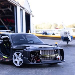 Aus Karbon gebacken und mit zwei Hilfsrahmen aus Aluminium an Front und Heck verschraubt, fehlt dem Technologieträger noch die Karosserie.(Bild:  Elegend)