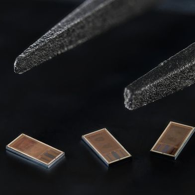 Der Neurochip LogSync misst rund 4 × 2 mm. (Bild: EPFL / Lundi13, CC-BY-SA 4.0)