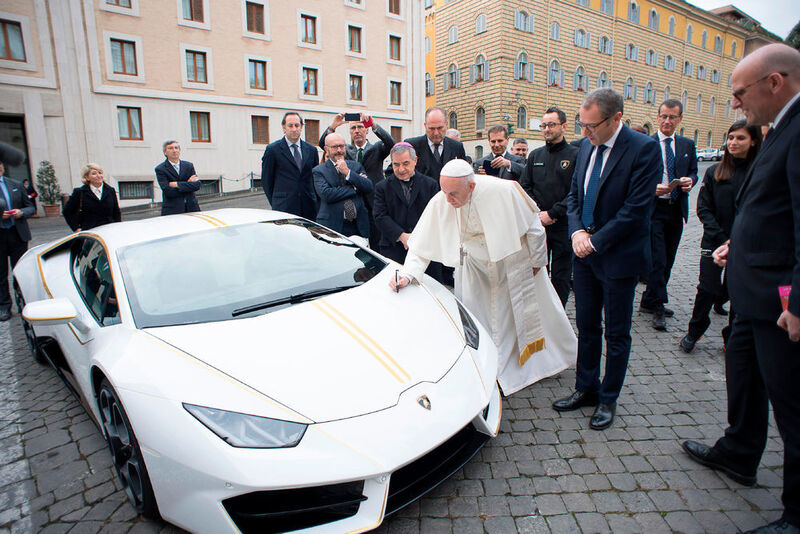 Behalten wollte der Geistliche den Supersportwagen allerdings nicht. Er signierte das Auto, ... (Lamborghini)
