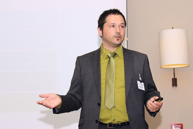 Christoph Pfinder von Scan Plus referiert über ein Referenzbericht von EMC/VMware. (Bild: IT-BUSINESS)