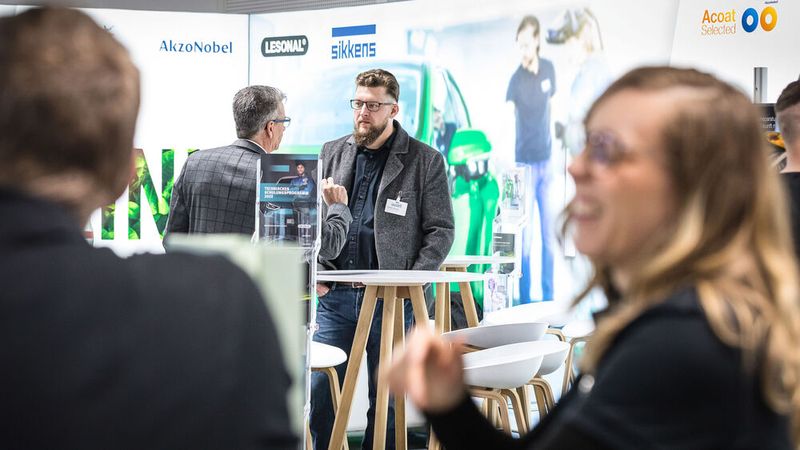 Ob Dienstleistung, Werkstattausrüstung oder wie hier Lack – die Würzburger Karosserie- und Schadenstage hatten für jeden K&L-Betrieb etwas zu bieten. (Bild: Stefan Bausewein)